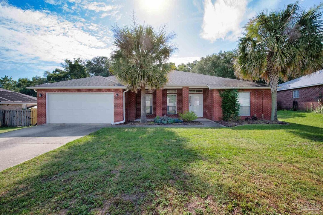 1484 Longbranch Dr in Gonzalez, FL - Building Photo
