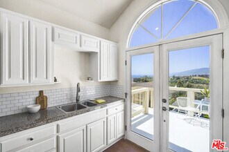 29355 Heathercliff Rd in Malibu, CA - Foto de edificio - Building Photo