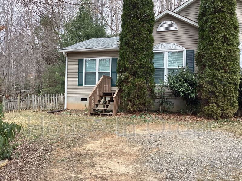 153 Whitaker Rd in Fairview, NC - Building Photo