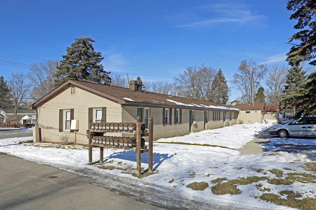 Airport Apartments in Waterford, MI - Building Photo