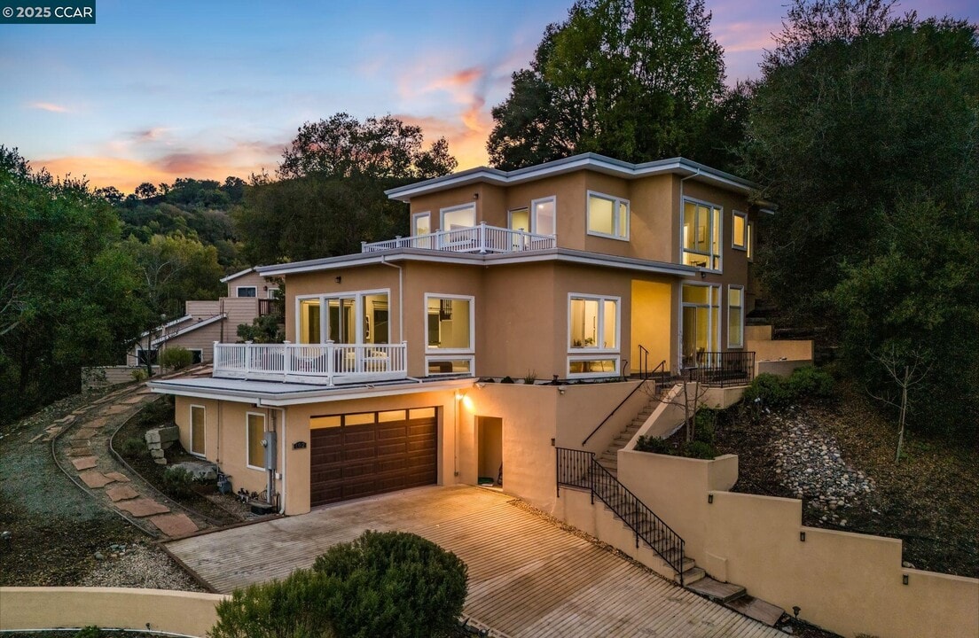 102 Barbara Rd in Orinda, CA - Building Photo
