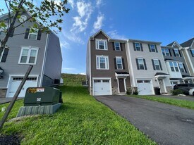 225 Stonehurst Dr in Morgantown, WV - Building Photo
