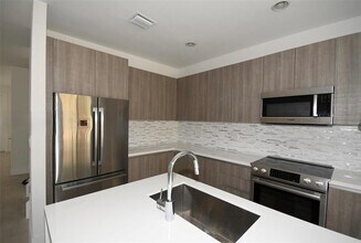 10259 NW 72nd Ter in Doral, FL - Building Photo - Building Photo