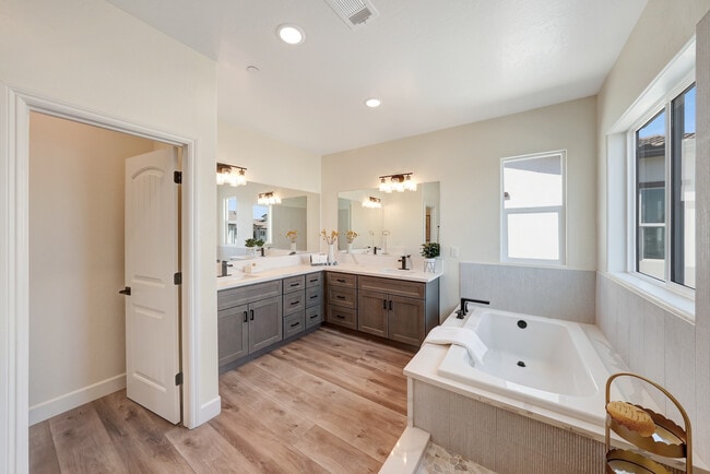 143 N Un St in Hanford, CA - Building Photo - Building Photo