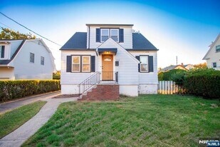 14-20-20 11th St in Fair Lawn, NJ - Building Photo