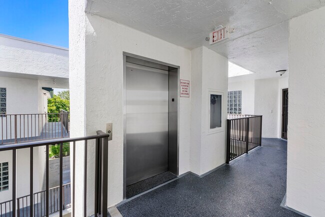 5153 Floria Dr in Boynton Beach, FL - Building Photo - Building Photo