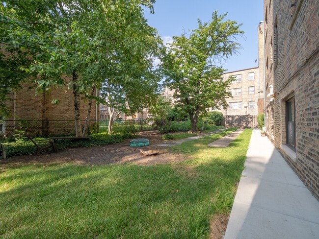 7372 N Winchester Ave in Chicago, IL - Foto de edificio - Building Photo