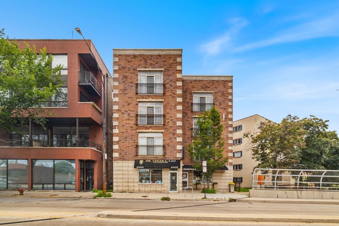 4968 N Milwaukee Ave in Chicago, IL - Building Photo