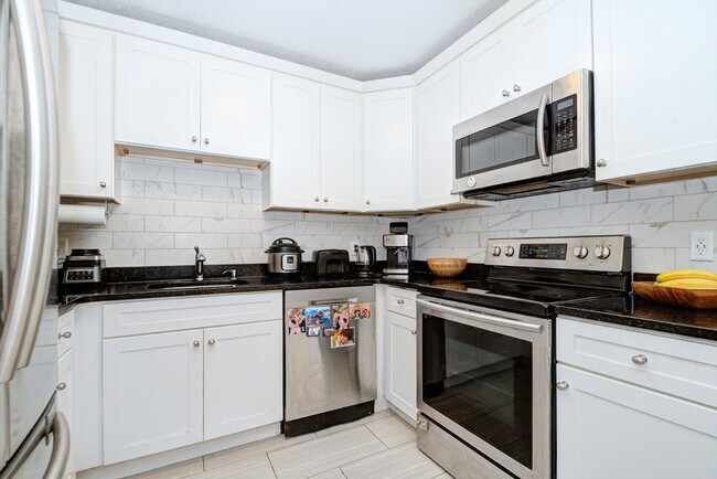 4 Duck Pond Rd in Beverly, MA - Foto de edificio - Building Photo