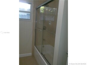 5614 Taylor St-Unit -unit B in Hollywood, FL - Building Photo - Building Photo