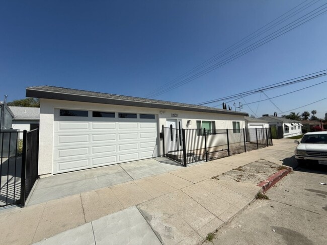 10959 Collins St in Los Angeles, CA - Building Photo - Building Photo