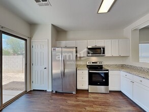 83 W Calle Priscal in Sahuarita, AZ - Foto de edificio - Building Photo