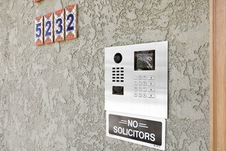 5232 W 20th St, Unit Half in Los Angeles, CA - Foto de edificio - Building Photo