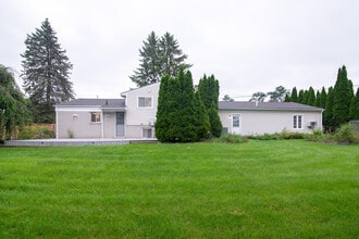 40611 W 10 Mile Rd in Novi, MI - Building Photo - Building Photo