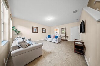 2185 SE Grand Dr in Port St. Lucie, FL - Foto de edificio - Building Photo