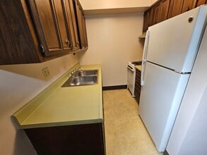 401 N East St, Unit 104 in Weyauwega, WI - Foto de edificio - Building Photo