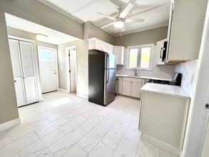 6 Holland St, Unit 6R in Winchester, MA - Foto de edificio - Building Photo