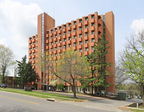 Bowen Tower in Raytown, MO - Foto de edificio - Building Photo