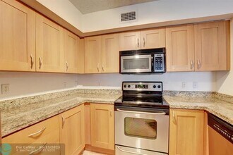 3153 Clint Moore Rd in Boca Raton, FL - Foto de edificio - Building Photo