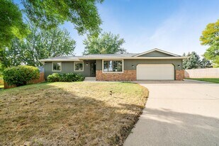 2412 S Sheffield Cir in Sioux Falls, SD - Building Photo