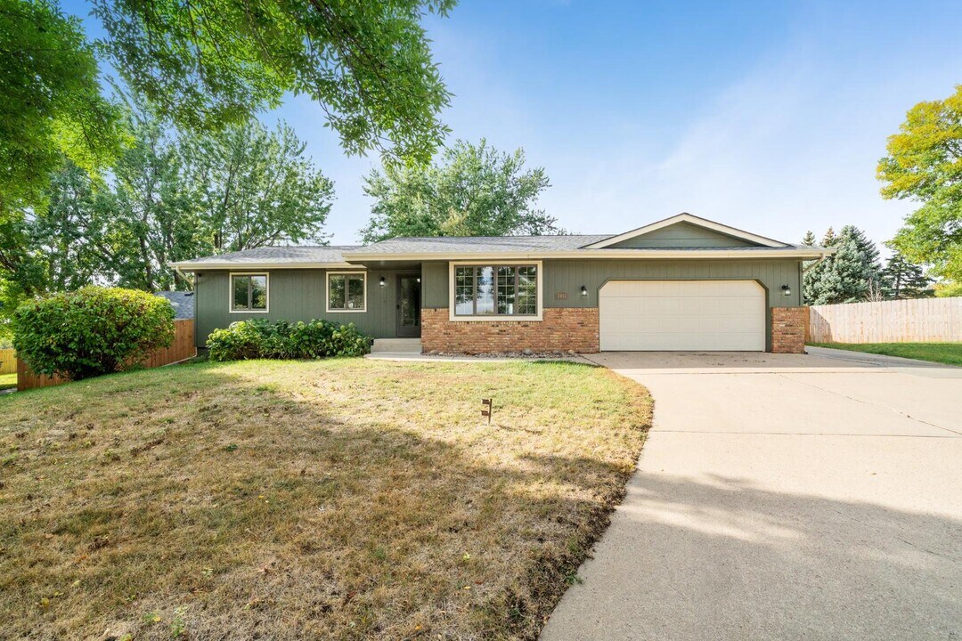 2412 S Sheffield Cir in Sioux Falls, SD - Building Photo