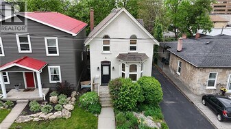 41 Park Hill Rd E in Cambridge, ON - Building Photo