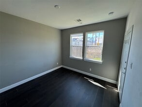 304 Jensen Dr in Houston, TX - Building Photo - Building Photo