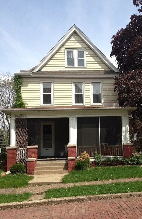1135 11th Ave in Moline, IL - Building Photo