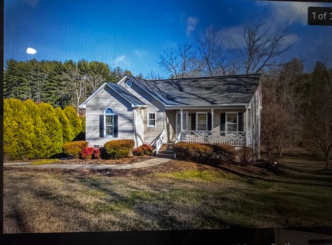 property at 136 Shamrock Cir Dr