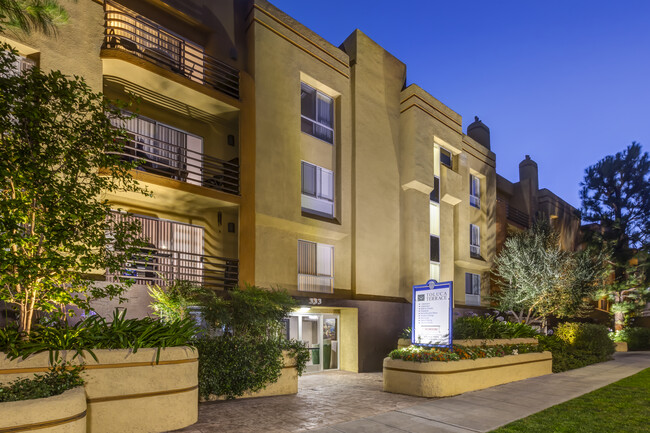 Toluca Terrace in Burbank, CA - Foto de edificio - Building Photo