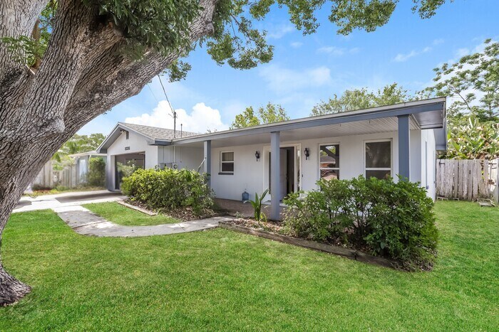 8336 Needles Dr in Hudson, FL - Building Photo