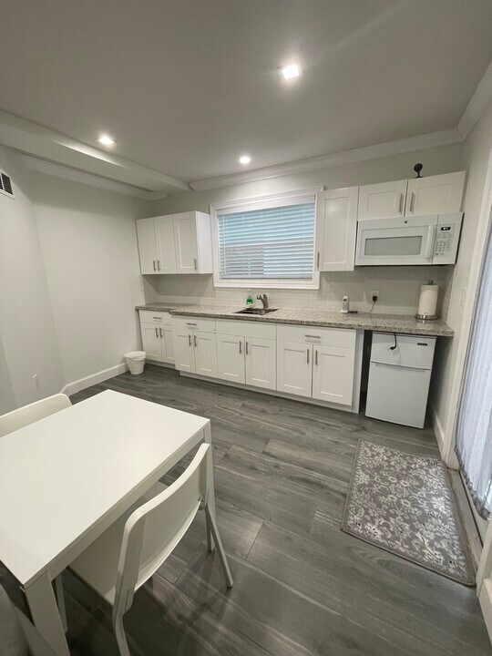 12912 Ixora Rd in North Miami, FL - Building Photo