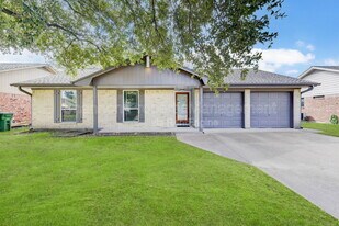 5911 Chrystell Ln in Houston, TX - Building Photo