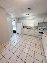 106 Oak St in Elgin, OK - Foto de edificio - Building Photo