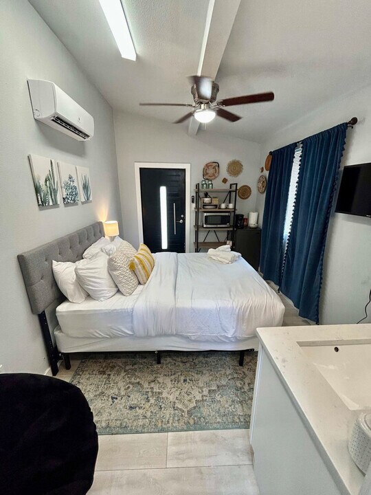 1413 Santa Monica St in San Antonio, TX - Building Photo