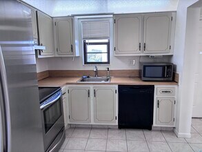 9370 SW 8th St in Boca Raton, FL - Building Photo - Building Photo