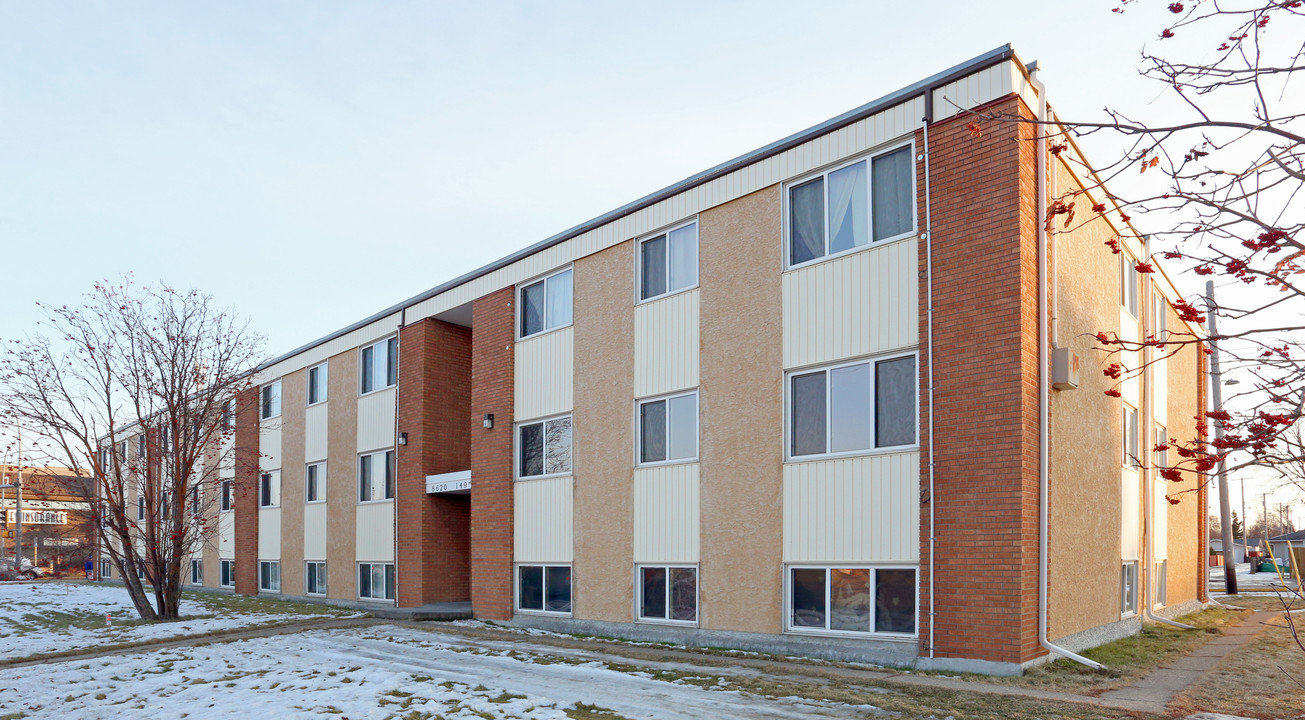 Quesnel in Edmonton, AB - Building Photo