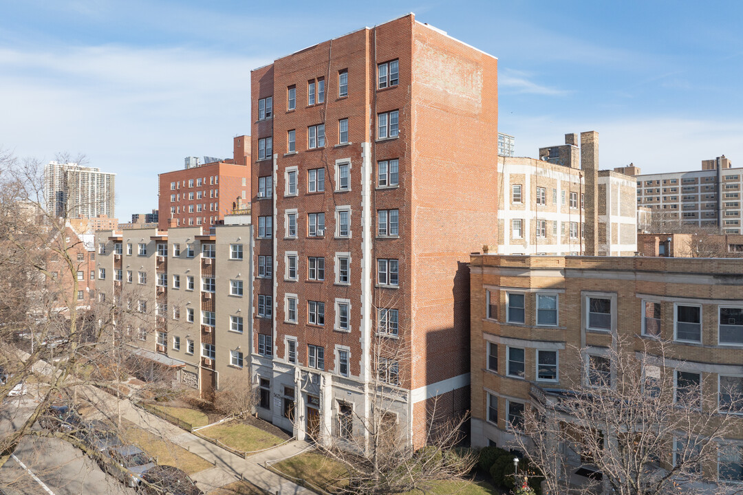 Touraine Apartments in Chicago, IL - Building Photo