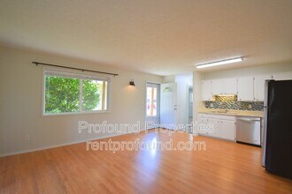 421 N Hayden Bay Dr in Portland, OR - Building Photo - Building Photo