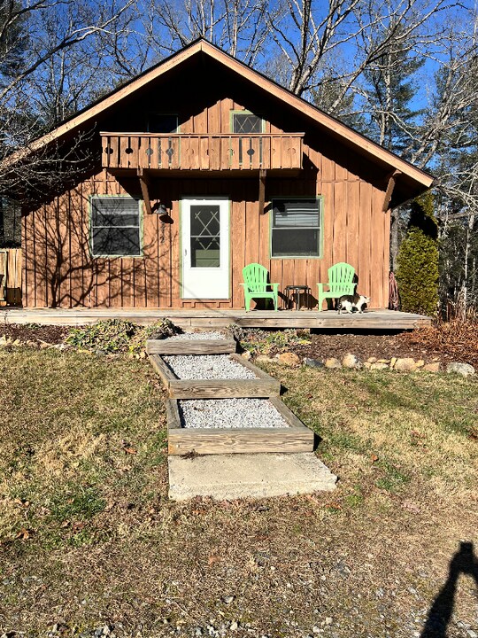 232 Lone Cedar Dr in Horse Shoe, NC - Foto de edificio