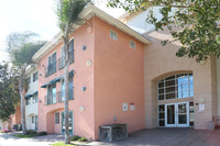 Gateway Plaza Apartments in Oxnard, CA - Foto de edificio - Building Photo