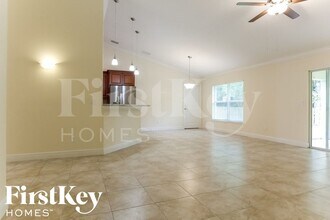 980 SW Del Rio Blvd in Port St. Lucie, FL - Foto de edificio - Building Photo