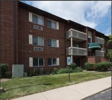 920 N Lakeside Dr, Unit Lakeside Dr in Vernon Hills, IL - Building Photo