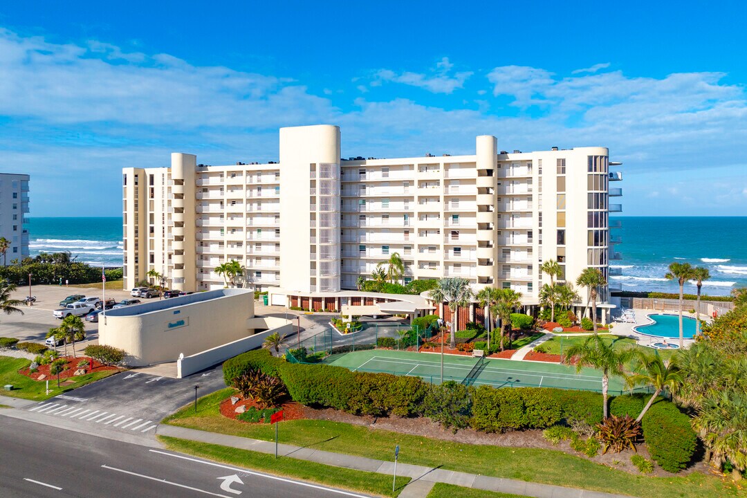 Ocean Walk Condominiums in Indian Harbour Beach, FL - Foto de edificio