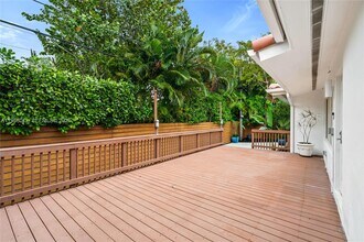 3505 Crystal View Ct in Miami, FL - Building Photo - Building Photo