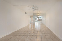 8200 Sunrise Lakes Blvd in Sunrise, FL - Foto de edificio - Building Photo