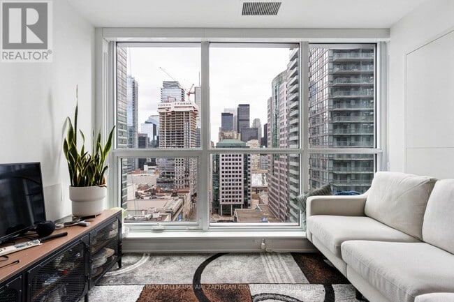 327 King St W in Toronto, ON - Building Photo - Building Photo