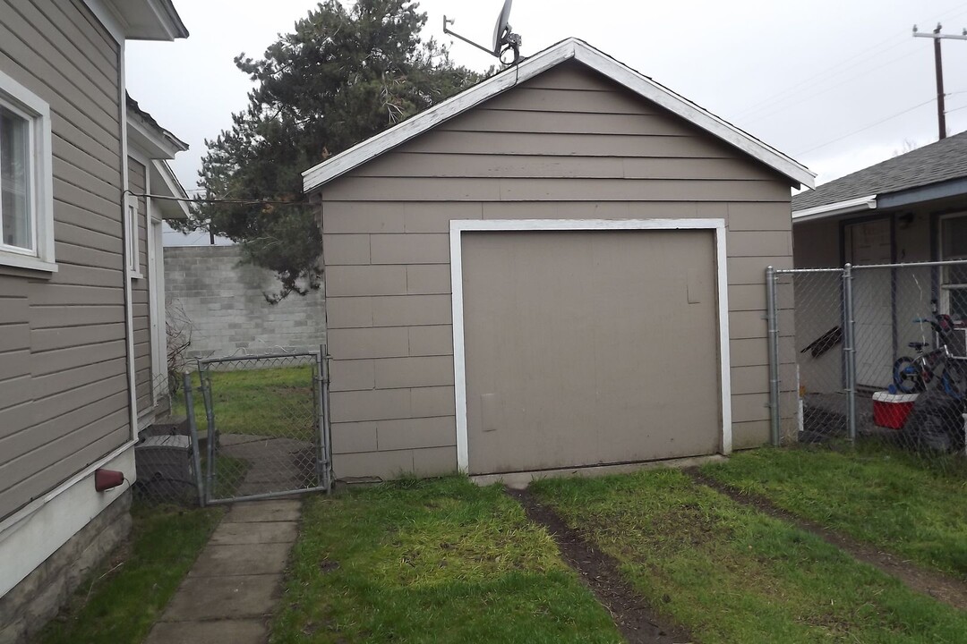 409 SW 8th St in Pendleton, OR - Foto de edificio
