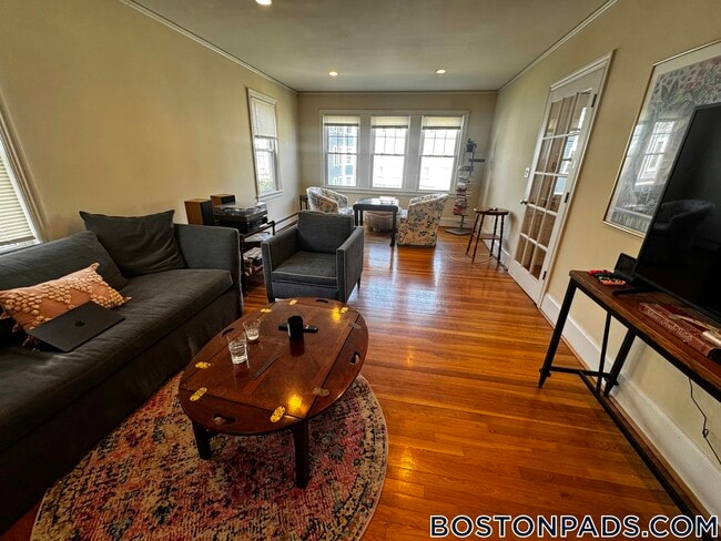 100 Hillside St, Unit 1 in Boston, MA - Foto de edificio - Building Photo