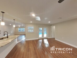 7785 Holiday Dr in Spring Hill, FL - Foto de edificio - Building Photo